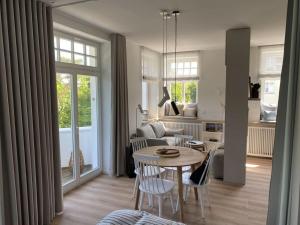 sala de estar con mesa y sofá en Luxury & design with sea view en Kühlungsborn