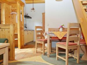 cocina y comedor con mesa y sillas en Evening sun Modern retreat, en Cunewalde