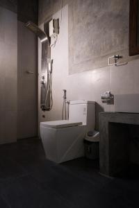 W łazience znajduje się prysznic, toaleta i umywalka. w obiekcie Rise & Set Arugam bay w mieście Arugam Bay