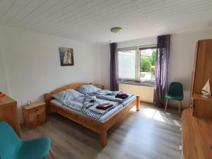 1 dormitorio con cama y ventana en Coastal view of East Frisia, en Westerholt