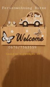Ein Schild mit einem Auto mit Schmetterlingen drauf. in der Unterkunft Ferienwohnung Borse in Langenlois