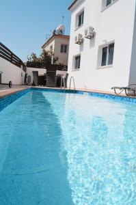 une grande piscine en face d'un bâtiment dans l'établissement Villa Lankas with Heated pool, à Ayia Napa