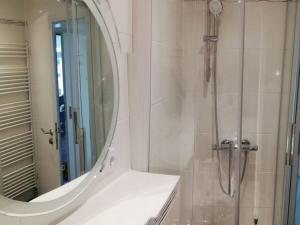 uma casa de banho com um espelho grande e um chuveiro em Holiday apartment Isolde Hochschwarzwald em Neuenburg am Rhein
