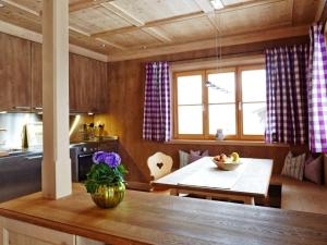 eine Küche mit einem Tisch und einem Esszimmer in der Unterkunft Suite Beech Modern retreat in Bad Wiessee
