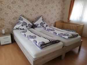 2 camas individuales en una habitación con cuna en Imsbach am Donnersberg, 
