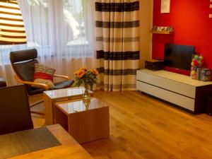salon z kanapą i telewizorem w obiekcie Vacation in Oldenburg w mieście Oldenburg