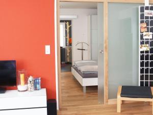 Pokój z sypialnią z łóżkiem i lustrem w obiekcie Vacation in Oldenburg w mieście Oldenburg