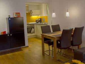 eine Küche mit einem Tisch und Stühlen im Zimmer in der Unterkunft Vacation in Oldenburg in Oldenburg
