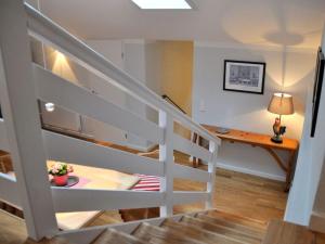 eine weiße Treppe mit einem Schreibtisch in einem Zimmer in der Unterkunft Suite Nuss Modern retreat in Bad Wiessee
