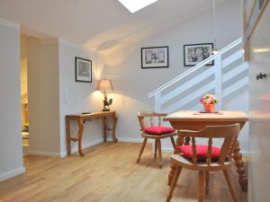 ein Zimmer mit einem Tisch, Stühlen und einer Treppe in der Unterkunft Suite Nuss Modern retreat in Bad Wiessee