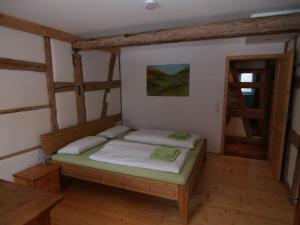 1 dormitorio con 1 cama en una habitación en In the middle of nowhere, en Fürnsal
