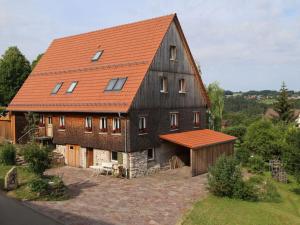 una gran casa de madera con techo naranja en In the middle of nowhere, en Fürnsal