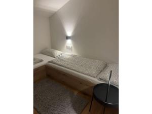 1 Porzig Modern retreat في فيشن: غرفة نوم صغيرة مع سرير وطاولة