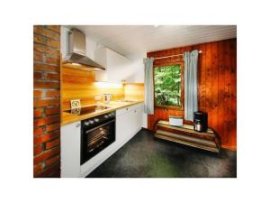 uma cozinha com um fogão, um lavatório e uma janela em Forest house in the Roman valley em Morsbach