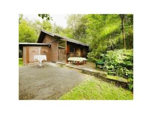 a small cabin with a patio and a picnic table at Forest house in the Roman valley in Morsbach