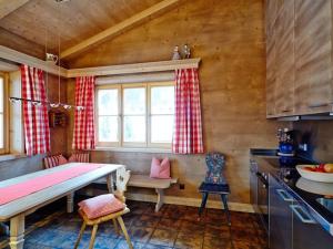 una cucina con tavolo e sedie in una stanza di Suite Birch Modern retreat a Bad Wiessee