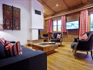 uma sala de estar com um sofá, cadeiras e uma mesa em Suite Birch Modern retreat em Bad Wiessee