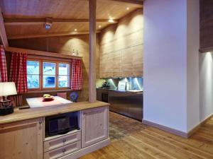 eine große Küche mit Holzschränken und einem Fenster in der Unterkunft Suite Birch Modern retreat in Bad Wiessee