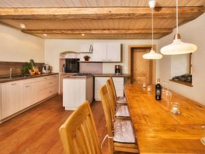 cocina y comedor con mesa de madera en Oberprill Modern retreat, 