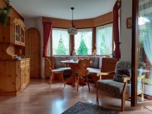 - un salon avec un canapé et une table dans l'établissement Bärenhüsli No 2, à Titisee