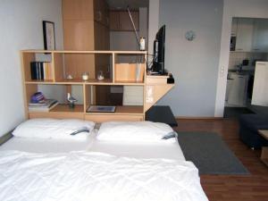 ein Schlafzimmer mit 2 Betten und einem Bücherregal in der Unterkunft "At Low 8" Merchant in Horumersiel
