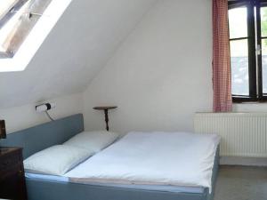 - un lit dans une chambre avec fenêtre dans l'établissement Jaroslav Sevcik mountain hut, à Strážné