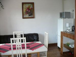 - un salon avec une table, des chaises et un canapé dans l'établissement Jaroslav Sevcik mountain hut, à Strážné
