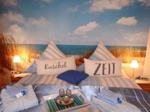 1 dormitorio con 2 camas y vistas al océano en Elke Lüthje Modern retreat, en Hochdonn