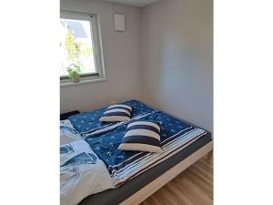 Un pat sau paturi într-o cameră la House 2 c Modern retreat