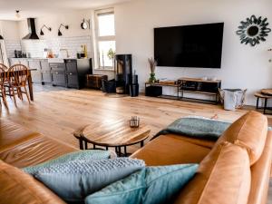 sala de estar con sofá y mesa en Oceanhouse Modern Retreat en Den Oever