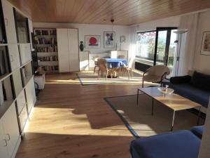 Hanssen in Lindau Lake Constance في لينداو: غرفة معيشة مع أريكة زرقاء وطاولة