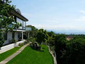 Hanssen in Lindau Lake Constance في لينداو: منزل أمامه حديقة خضراء