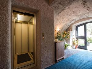 einen Flur mit gelber Tür in einer Steinwand in der Unterkunft Landgoed Wendelstein in Appiano sulla Strada del Vino