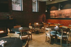 un ristorante con tavoli, sedie e un camino di Hotel Indigo Boston Garden by IHG a Boston