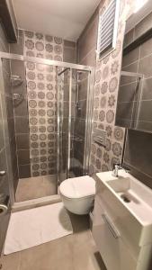 y baño con ducha, aseo y lavamanos. en Social House MIL, en Estambul