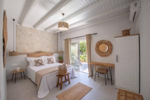 Un pat sau paturi într-o cameră la Alex Studios & Apartments