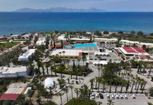 una vista aerea di un resort vicino all'oceano di Eurovillage Achilleas Hotel a Mastichárion