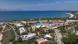 una vista aerea di un resort vicino all'oceano di Eurovillage Achilleas Hotel a Mastichárion