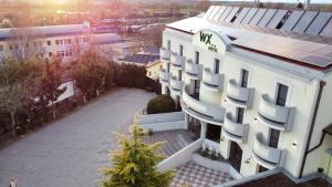 uma vista superior de um edifício com painéis solares sobre ele em WX Hotel em Bratislava