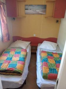 Postel nebo postele na pokoji v ubytování Mobil home dans camping aquatique Hyères + 5 fotografií