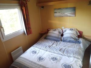 Posteľ alebo postele v izbe v ubytovaní Mobil home dans camping aquatique Hyères