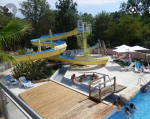 Bazén v ubytovaní Mobil home dans camping aquatique Hyères alebo v jeho blízkosti