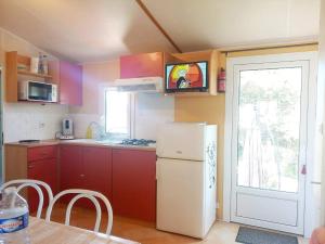Kuchyň nebo kuchyňský kout v ubytování Mobil home dans camping aquatique Hyères