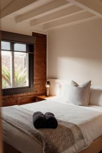 1 dormitorio con 1 cama grande y 2 toallas. en A Stylish and Unique Retreat at Surf Beach, en Surf Beach