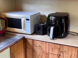 A cozinha ou kitchenette de Basic, Super 'Cosy' Cabin in The Middle of National Park and Mountains