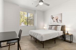 Ένα ή περισσότερα κρεβάτια σε δωμάτιο στο CozySuites Glendale by the stadium with pool 17