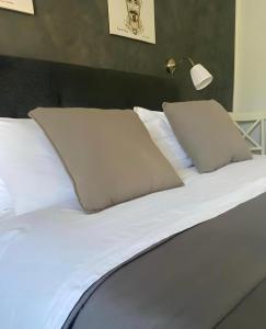 un grande letto bianco con due cuscini sopra di I SARACENI a Siracusa