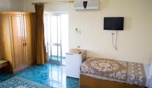 アレクサンドリアにあるSemiramis hotelの小型冷蔵庫、テレビが備わる客室です。