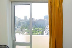 ventana con vistas a la ciudad en Semiramis hotel, en Alejandría