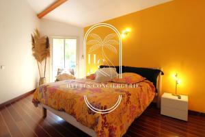 Somptueuse Villa l'Oasis By HC في كاركيران: غرفة نوم مع سرير مع وضع علامة عليه